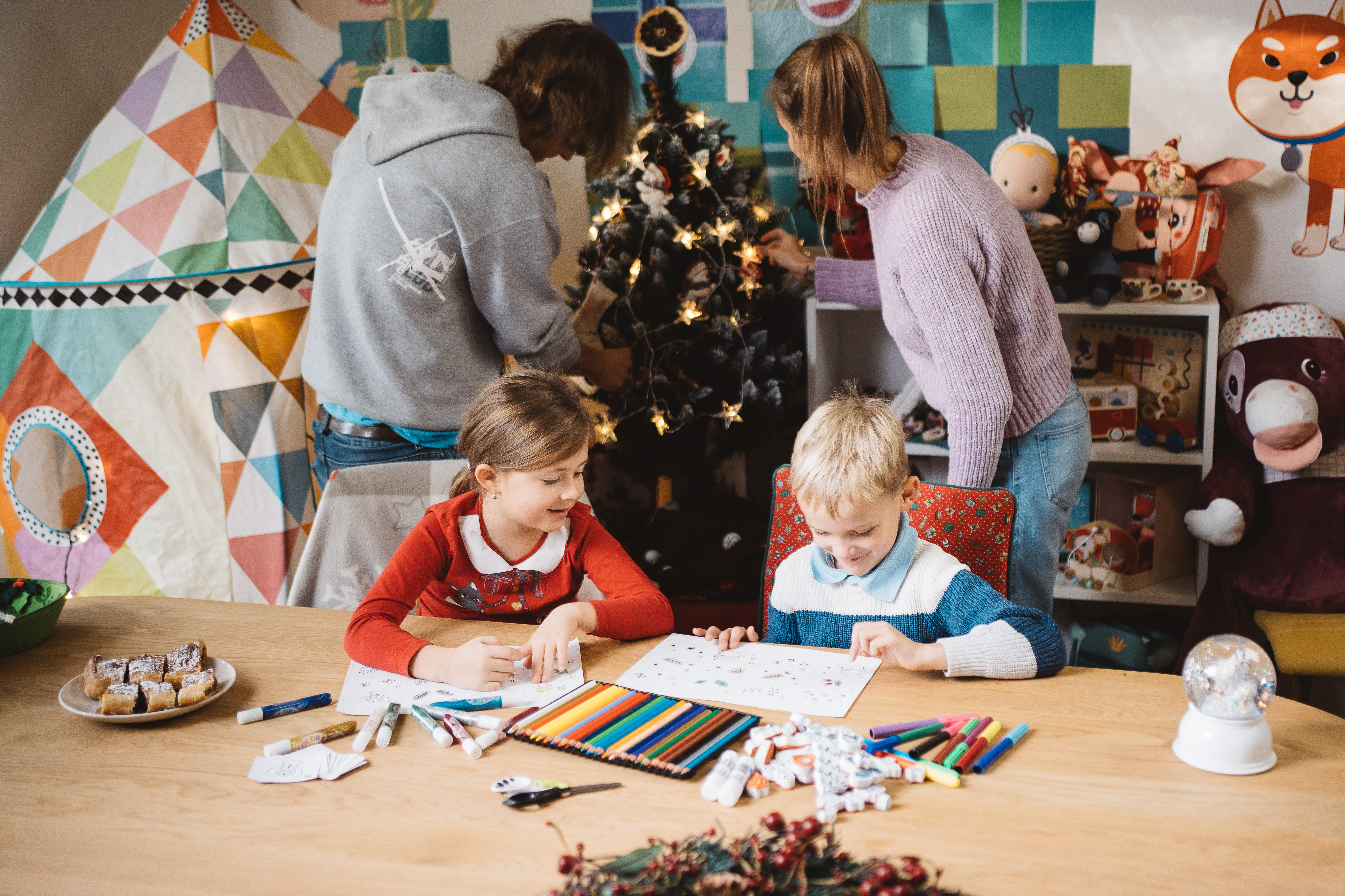 Weihnachtsdekoration unter der Leitung von Kindern