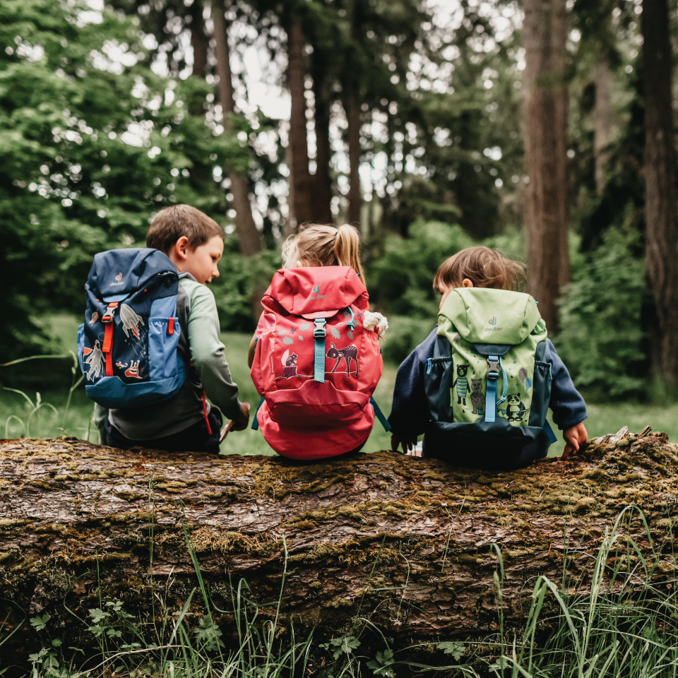 Mit Kindern und hochwertiger Deuter-Ausrüstung in der Natur unterwegs